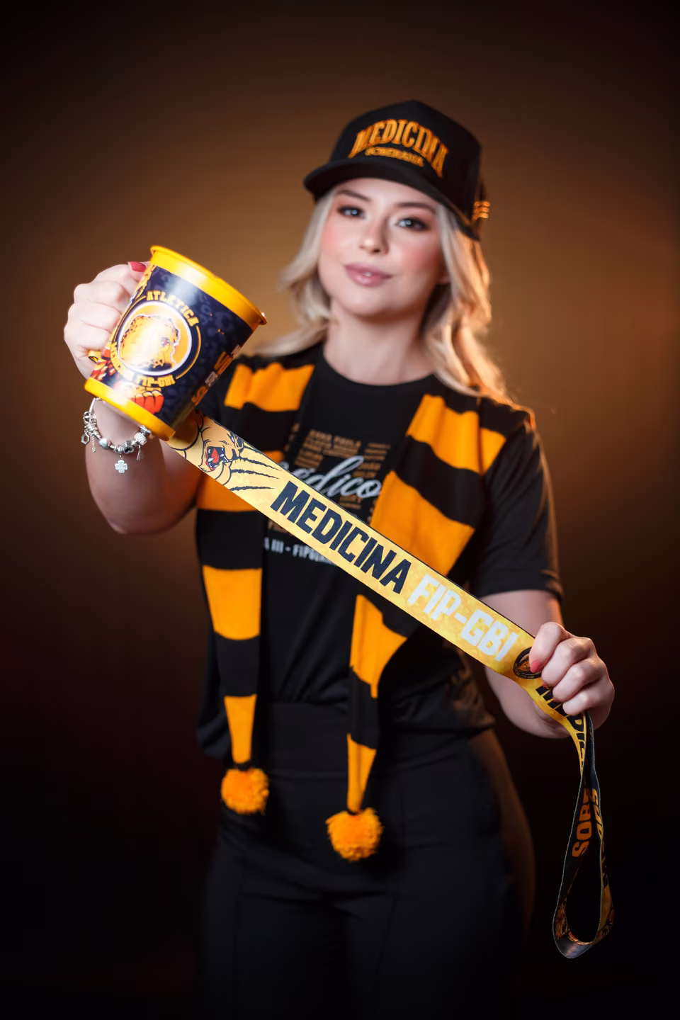 Formanda de Medicina com caneca e faixa da atlética, Salvador, 2022