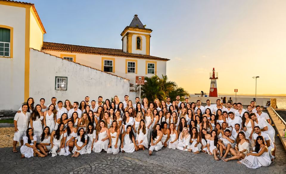 Foto oficial da turma de formandos reunida ao pôr do sol em Salvador